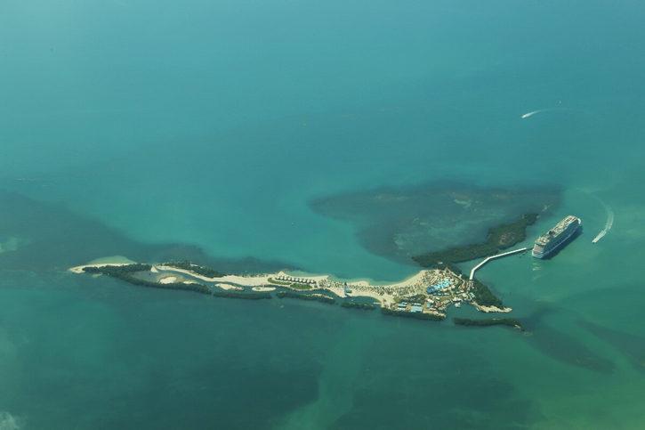 Harvest Caye - Výletná loď zakotvená pri ostrove.