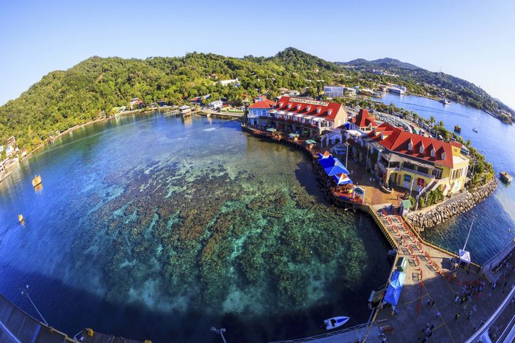 Pohled na přístavní město Isla de Ratan, Honduras