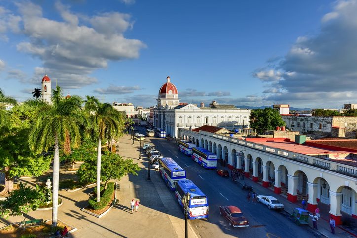 Náměstí Parque Jose Marti v kubánském městě Cienfuegos - pohled na budovy: radnice, magistrát a vládní palác