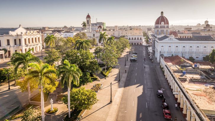 Pohled na park Jose Marti s radnicí a katedrálou v Cienfuegos na Kubě