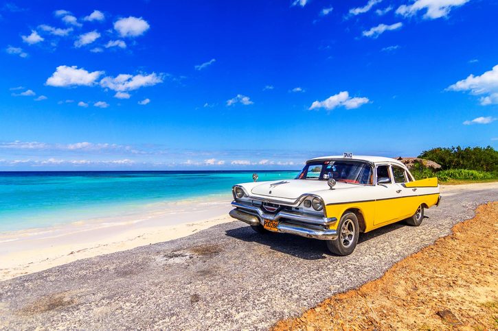 Typický kubánský pohled a krásnou čistou kubánskou pláž. Ostrov Mládeže