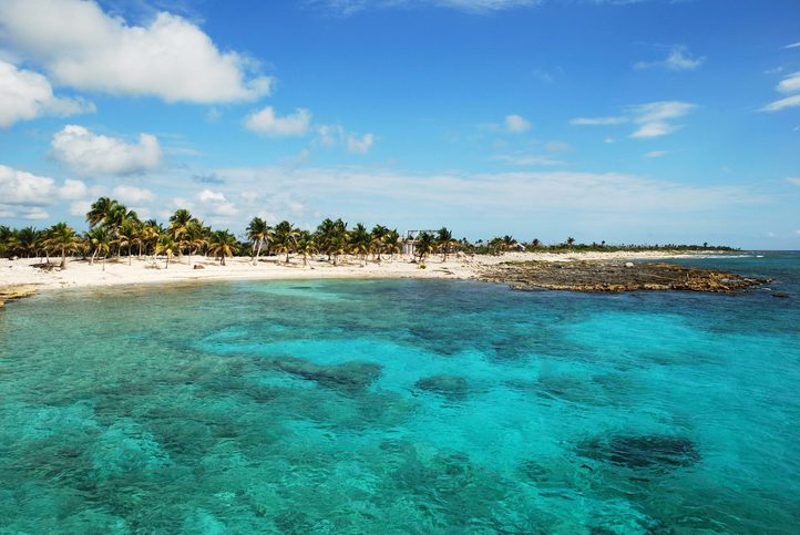 Křišťálově čistá voda na pláži Costa Maya (Mexiko)