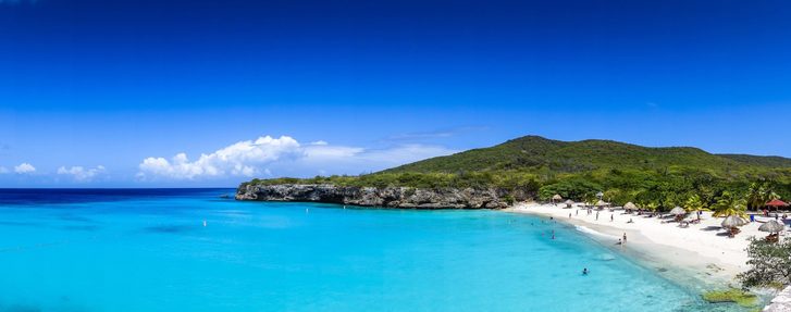 Pohled na krásnou písčitou pláž s bílým pískem, Willemstad, Curacao