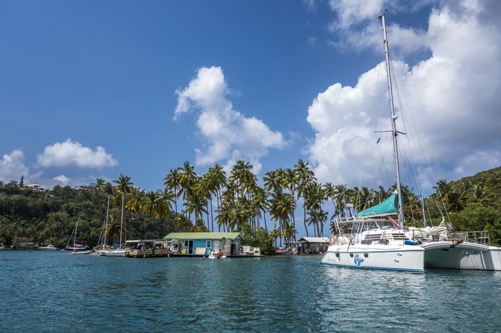 Castries - Plachetnica v zálive Marigot Bay.