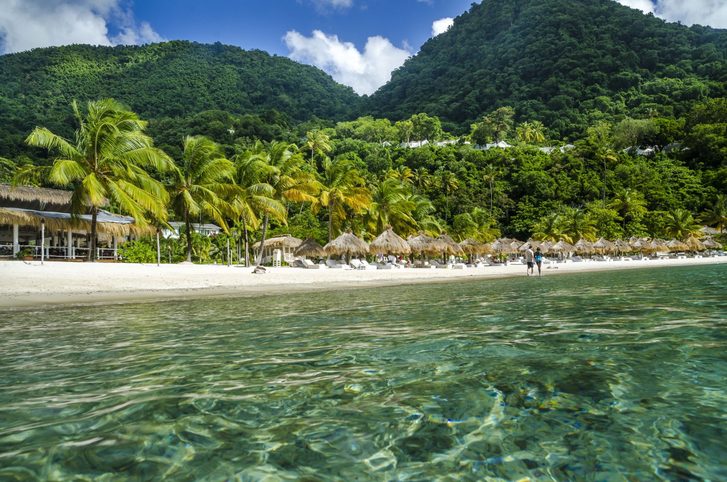 Krásná pláž s bílým pískem v Saint Lucia, Karibské ostrovy