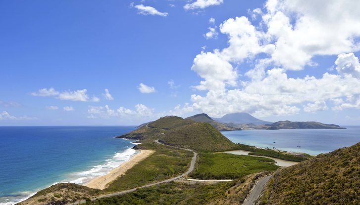 Panoramatický výhled na jižní konec ostrova sv. Kryštof a Frigate Bay s Nevisem v pozadí.