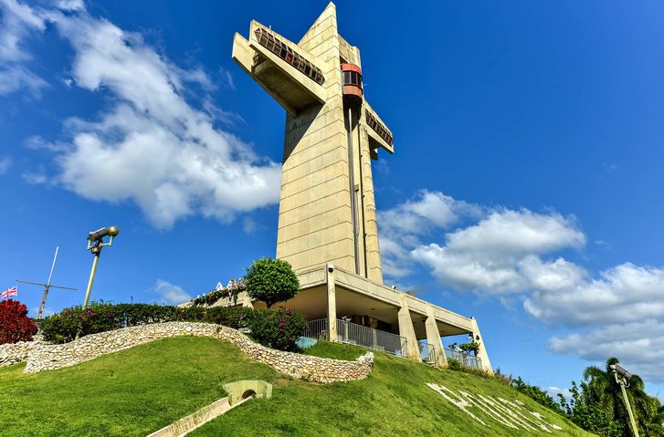 Cruceta del Vigía -  je 30 metrů vysoký kříž umístěný na vrchu Vigia. Jedná se o desetipodlažní věž a horizontální „most“, který návštěvníkům nabízí panoramatický výhled na město Ponce, Portoriko