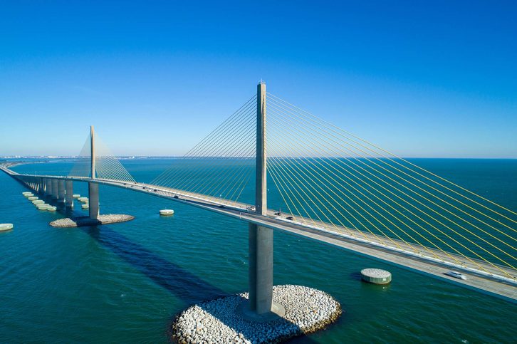 Letecký obraz ocelového lanového závěsného mostu Tampa Bay Florida