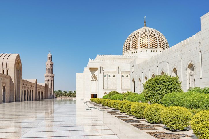 Mešita sultána Kábúse je hlavní mešitou v Sultanátu Omán. Práce na stavbě mešity začaly počátkem roku 1995 při silnici mezi městy Maskat a Seeb. Dokončena byla o šest let později a slavnostně otevřena Jeho Veličenstvem sultánem Kábúsem v květnu 2001, Maskat, Omán