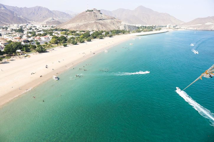 Pohled na písčitou Fujairah Beach