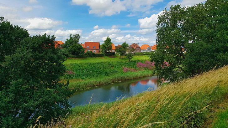 Barevné domy u řeky ve Starém městě Fredericia, Dánsko