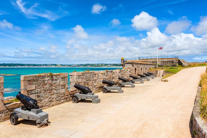 Děla na zámku Elizabeth u pobřeží Saint Helier, Jersey, Normanské ostrovy