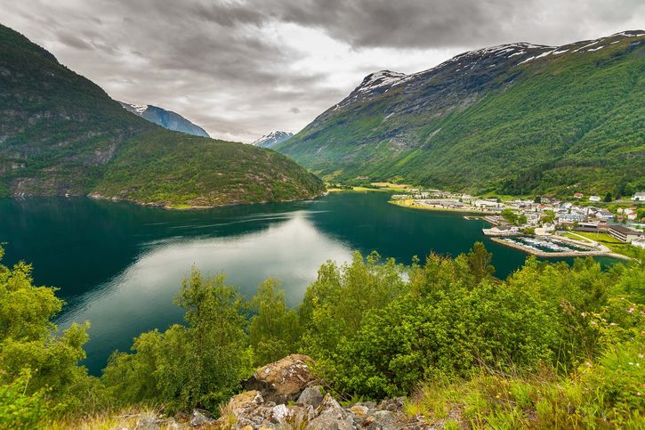 Pohled na fjorf v Hellesylt, Norsko 