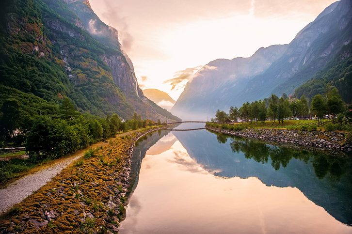 Krásný idylický výhled na řeku fjordem Naeroyfjord  nedalekém Flamu Gudvangen, Norsko