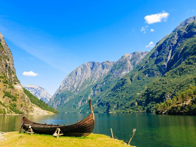 Vikingská loď na pobřeží Nereyfjordu v Gudvangenu. Nachází se nedaleko vikingské vesnice Njardarheimr v Gudvangenu