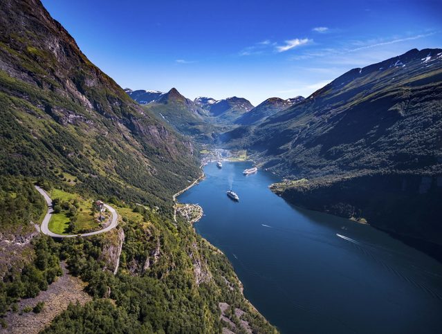 Na konci Sunnylvsfjorden, větvi pátého největšího fjordu Norska, Storfjordenu, leží Hellesylt. Domov asi 250 obyvatel v letní sezóně přiláká tisíce návštěvníků denně, pro které je vesnice zastávkou na cestě do fjordu Geiranger, Norsko