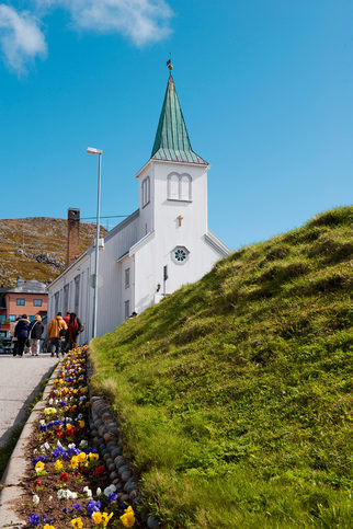 Honningsvåg kirke - Kostel v Honningsvåg byl vysvěcen v roce 1885 poté, co hurikán zboural starý kostel v Kjelvik k zemi . Kostel je postaven v neo gotickém slohu a má významné postavení v populaci. Honningsvag, Norsko