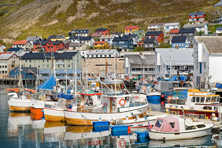 Panoramatický výhled na město Honningsvag z přístavu na ostrově Mageroya,Norsko