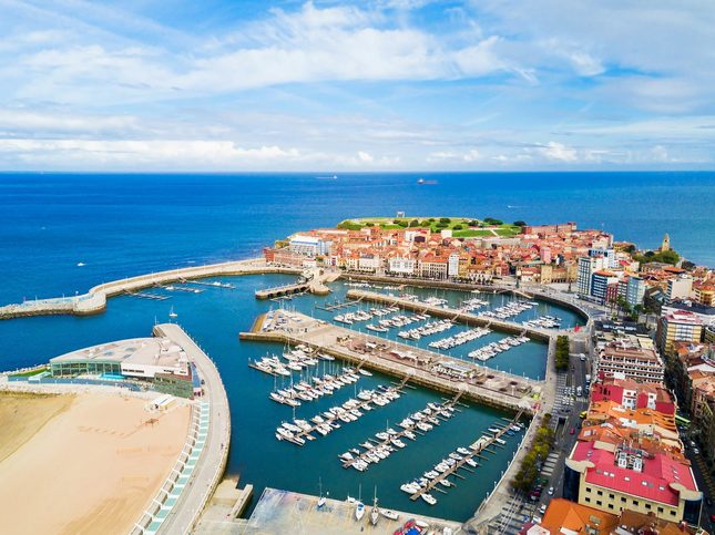 Přístav Gijón a pohled na Puerto Deportivo de Gijón, Španělsko