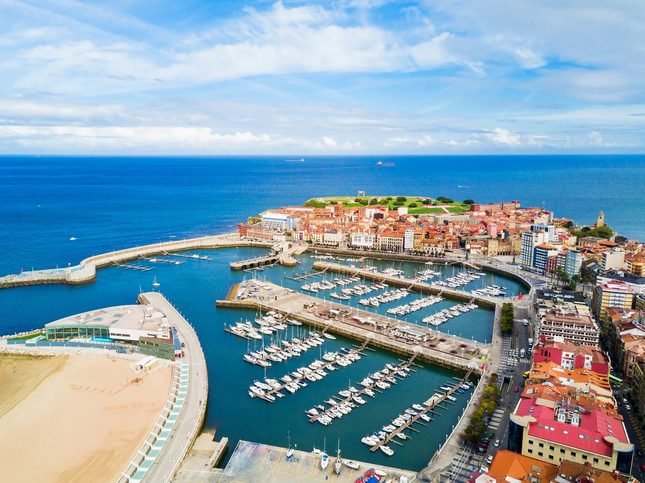 Přístav Gijón a pohled na Puerto Deportivo de Gijón, Španělsko