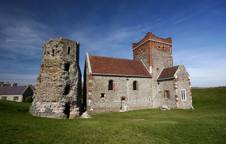 Dover Castle – Obdivujte rozsáhlý kamenný hrad, vybudovaný na ochranu před nepřátelskými útoky z moře už v 11. století