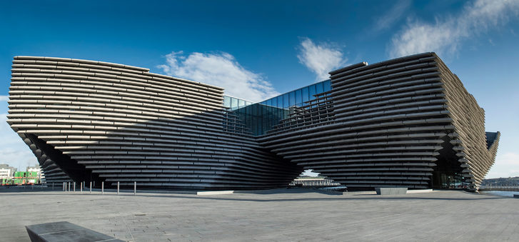 Victoria and Albert Museum- navržené Kengo Kuma,  první designové muzeum, které se nachází v Dundee, Skotsko
