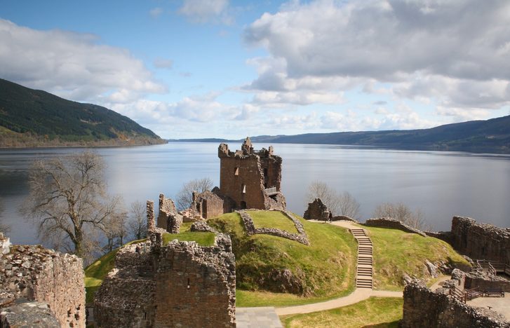 Pohled na hrad Urquhart, Invergordon, Velká Británie