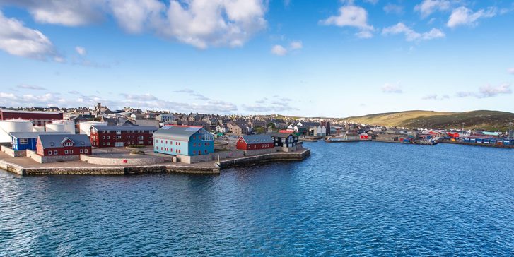 Panoramatický výhled na centrum města Lerwick pod modrou oblohou, Lerwick, Shetlandy Skotsko 