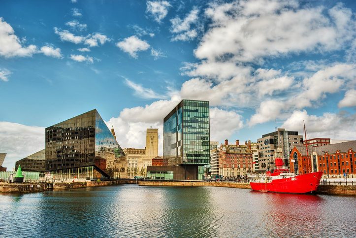 Royal Liver Building je jednou z nejuznávanějších architektonických budov Liverpoolu. Uhnízděný mezi dvěma moderními skleněnými budovami na druhé straně řeky. Liverpool, Velká Británie