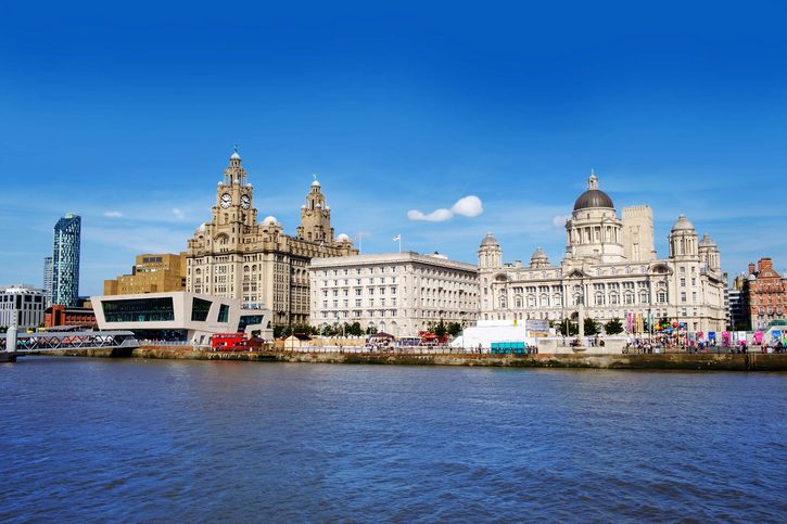 Liverpool nábřeží s řekou Mersey a třemi milostmi, Velká Británie