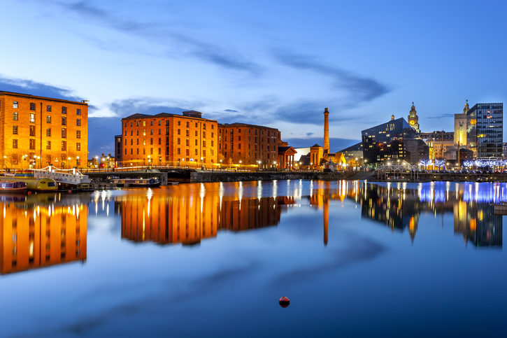 Noční pohled na Liverpool, panorama směrem k Albert Dock. Liverpool, Velká Británie