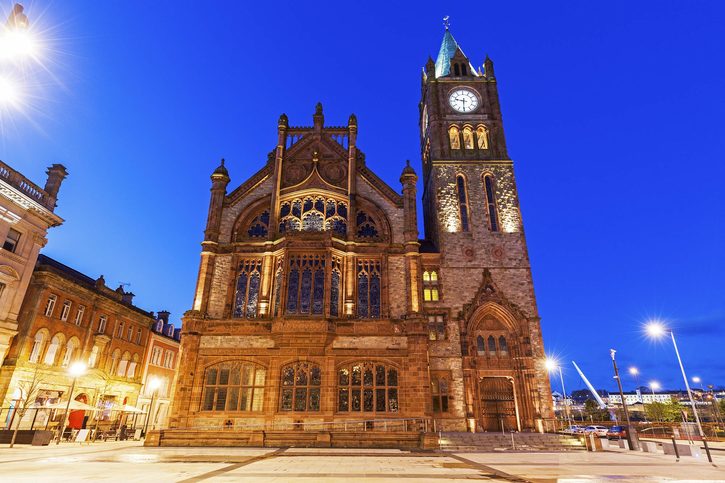 Guildhall - budova, kde se scházejí členové rady Derry a Strabane, Londonderry, Severní Irsko