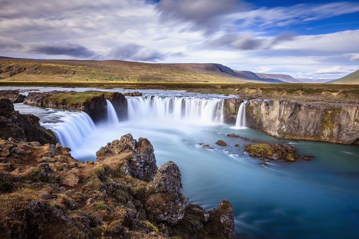 Gullfoss - Zlatý vodopád, řidčeji Velký vodopád, se nalézá v horní části řeky Hvítá. Voda stéká kaskádovitě dolů ve dvou fázích. V první fázi je spád 11 metrů vysoký a druhý spád 22 m, obě fáze ústí do 2,5 km dlouhého kaňonu