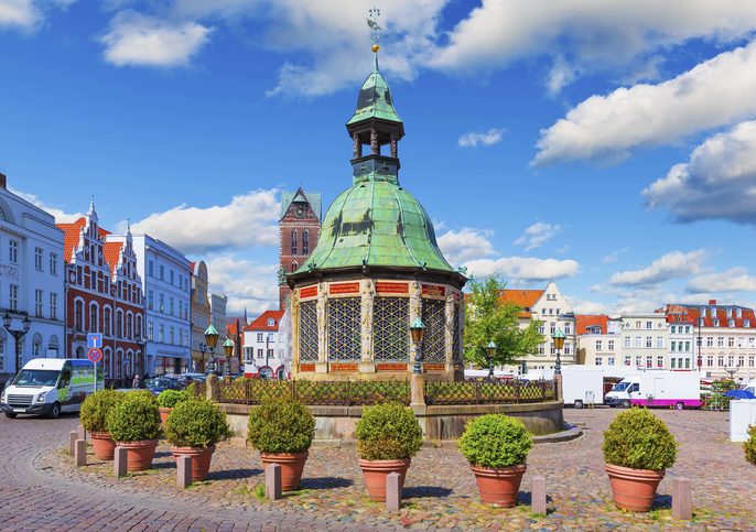 Pohled na Market Square (náměstí) ve Wismaru, Německo