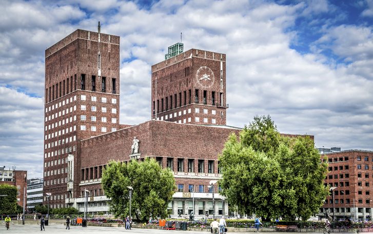 Radhuset - Radnice má dvě věže, jednu vysokou 63 a druhou 66 metrů. V jedné z věží je umístěno úctyhodných 49 zvonů. Oslo, Norsko