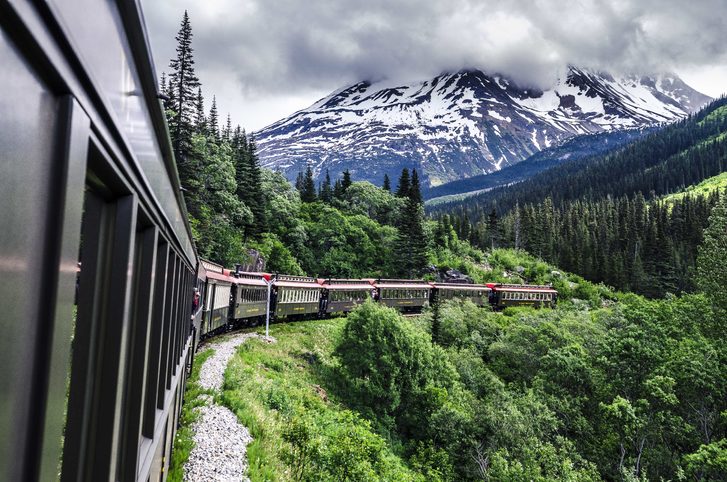 Yukon Route Railroad – Nenechte si ujít dech beroucí výhledy, které se vám naskytnou při jedinečné projížďce úzkorozchodnou železnicí přes hory až do kanadského Yukonu