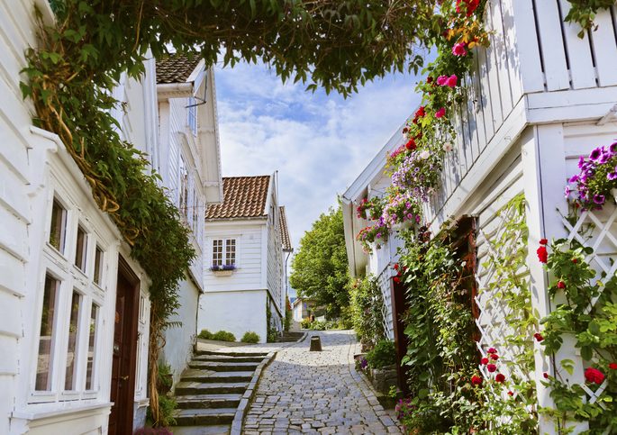 Ulice s bílými dřevěnými domy ve starém centru Stavangeru, Norsko