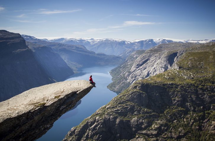 Trolltunga v Norsku - Trolltunga je skalní útvar vyčnívající vodorovně z hory ve výšce asi 700 metrů nad hladinou jezera Ringedalsvatnet