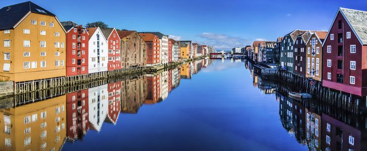 Panoramatický výhled z mostu na slavné dřevěné barevné domy ve městě Trondheim, Norsko