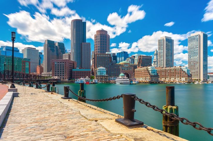 Boston – pohľad z prístavu v centre mesta.