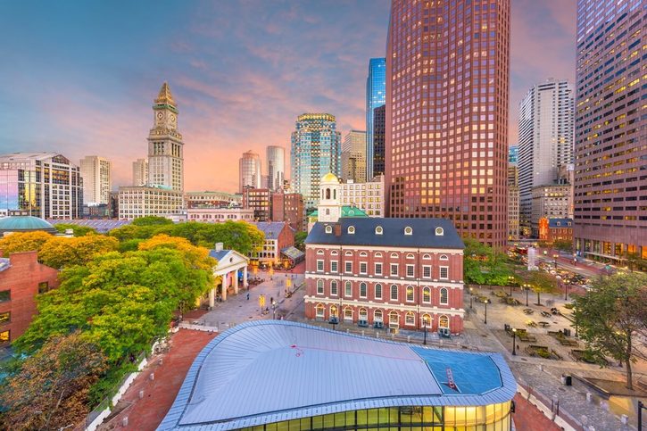 Boston - Centrum mesta, trhovisko a panoráma za súmraku.