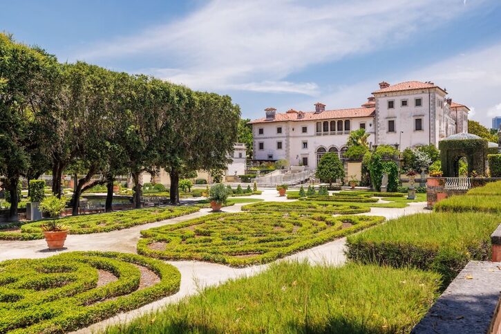 Miami - Historická Vizcaya Villa v Miami se středomořskou architekturou, svěžími zahradami a výhledem na nábřeží_2671179141