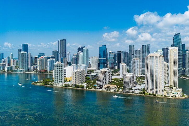 Miami - Letecký pohled na mrakodrapy Brickell. Moderní městská krajina v centru Miami. Panoramatické panorama Miamis nad pobřežím. Brickell Key letecký pohled v Miami. Krajina Miami. Miami Beach a Brickell._2701660449