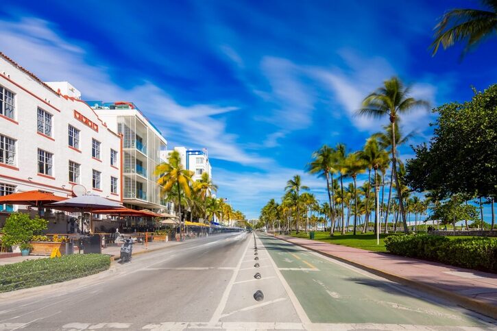 Miami - South Beach Ocean Drive pohled na sever uprostřed ulice. Fotografie s dlouhou expozicí_2714080899