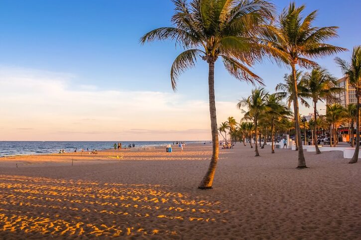 Miami - South Beach at sunset, neighborhood of Miami Beach in Florida. South Beach is famous for its tropical sea, the long white beaches and nightlife._607686566