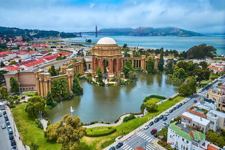 San Francisco – lagúna a kolonáda Paláca výtvarných umení s mostom Golden Gate.