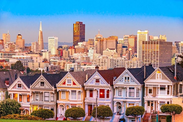San Francisco – „Maľované dámy“ v pozadí mrakodrapy.