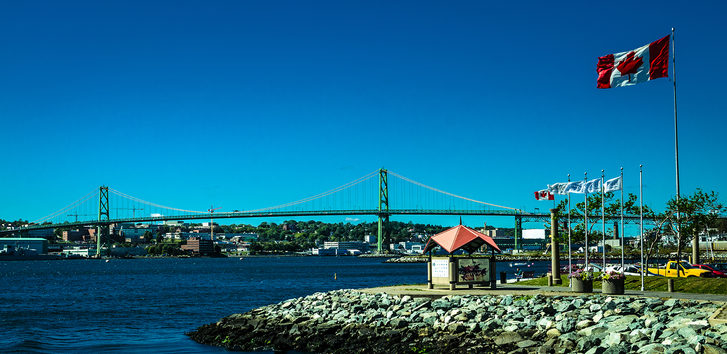 Pohled na Angus L. Macdonaldův most, který spojuje spojuje centrum Halifaxu s Dartmouthem