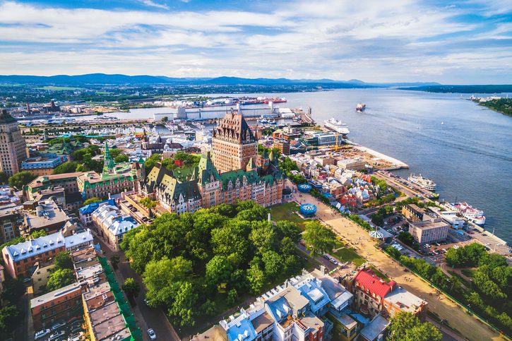 Letecký pohled na hotel Chateau Frontenac a Old Port v Quebec City, Kanada