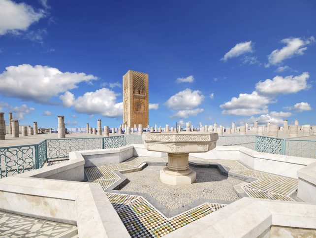 Krásné náměstí s Hassanovou věží u Mausoleum Mohammed v Rabatu